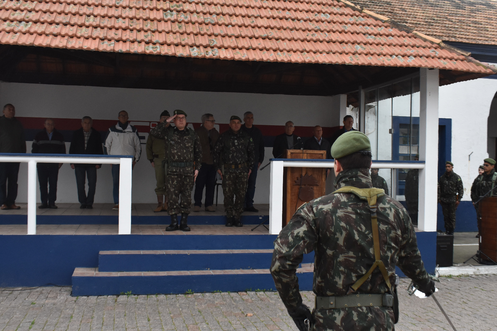 Capitão Bruno Oliveira apresentando a tropa ao Comandante da OM